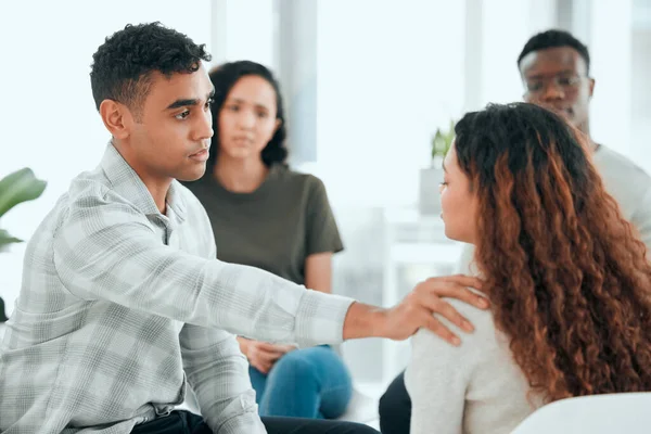 Waren Für Sie Ein Hübscher Junger Mann Sitzt Und Tröstet — Stockfoto