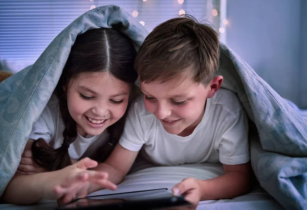 Theres Much Fun Stuff Here Two Little Siblings Using Digital — Foto Stock