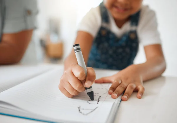 Öğretmenimin Bir Resmi Küçük Bir Kız Evde Ödevini Yapıyor — Stok fotoğraf
