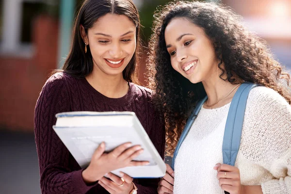 Refreshing Mind Some Knowledge Two Young Women Studying Together College — Stockfoto