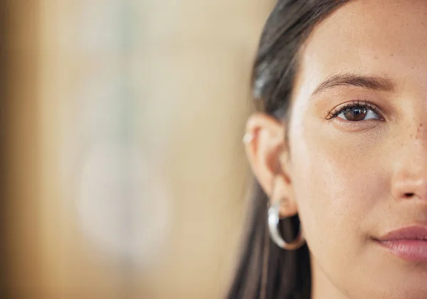 Portrait Young Woman Staring Ahead Her —  Fotos de Stock