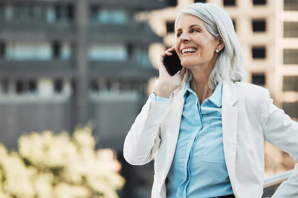 Client Rapport Important Mature Businesswoman Standing Alone Using Her Cellphone — Stok fotoğraf