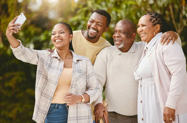 Selfie Laws Woman Taking Selfie Her Partner His Parents — Photo