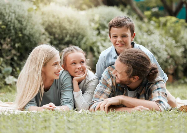 Games Dad Young Family Spending Some Time Together — Zdjęcie stockowe