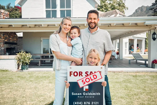 Portrait Happy Caucasian Family Holding Sale Sold Sign While Relocating —  Fotos de Stock