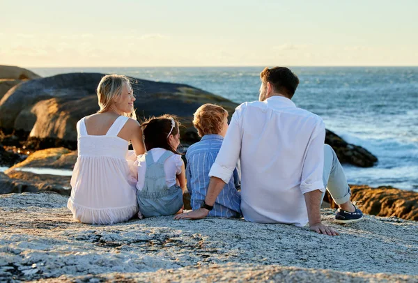 Carefree Caucasian Family Watching Sunset Sitting Rock Together Beach Parents — Stock fotografie