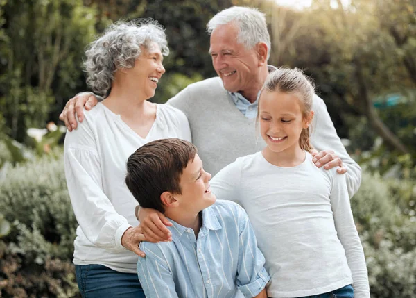 Love Out Family Two Siblings Posing Picture Grandparents — Foto Stock