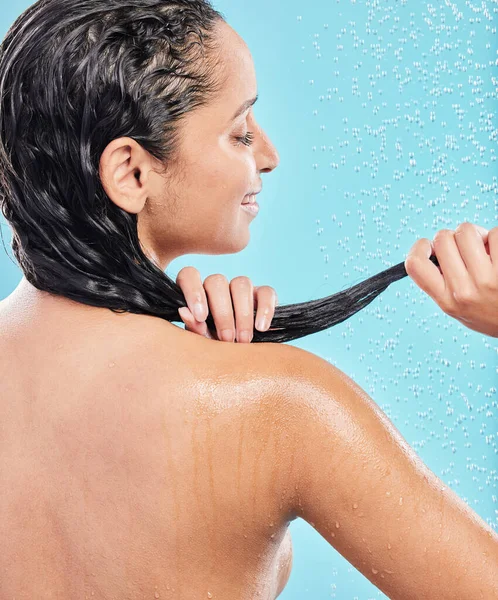 Hair Well Taken Care Young Woman Washing Her Hair Shower — Φωτογραφία Αρχείου