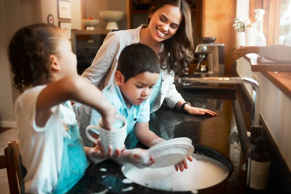 Young Happy Mixed Race Mother Washing Dishes Her Son Daughter — Stockfoto