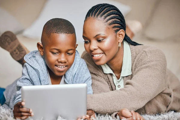 What Watching Young Mother Son Using Digital Tablet Together Home — Stockfoto