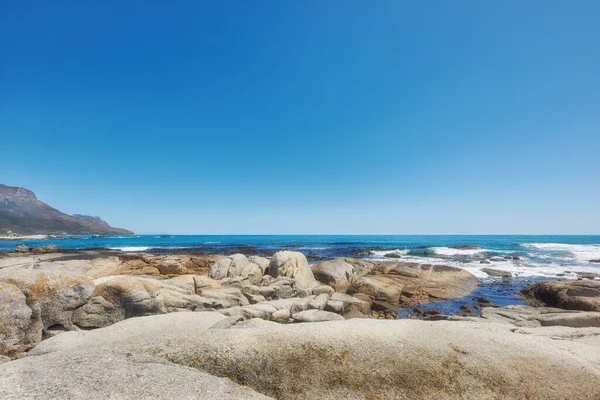 Kopiuj Przestrzeń Widok Ocean Plaży Kamieniami Głazami Wodą Morską Myjącą — Zdjęcie stockowe