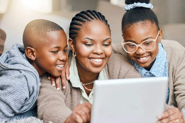 Showing Them New App Mother Using Digital Tablet Her Children — Fotografia de Stock