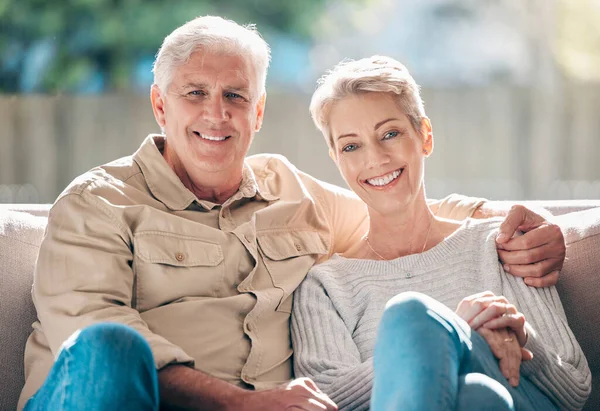 Love Came Knocking Welcomed Portrait Happy Senior Couple Relaxing Sofa — Foto de Stock