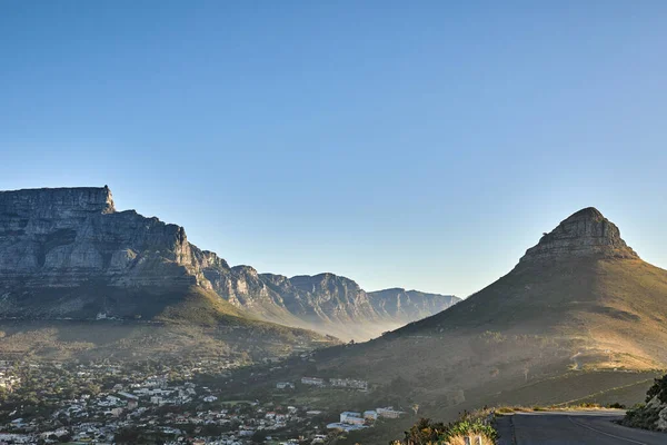 Mountain Background Landscape Table Mountain Suburb Private Houses Blue Sky — Photo