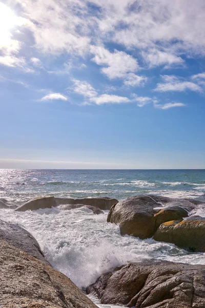 Waves Crashing Rocks Ocean Blue Cloudy Sky Copy Space Scenic — Foto de Stock