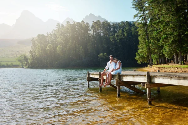 Young Couple Spending Time Together Lake — Foto Stock