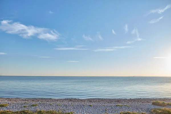 Güneşli Bir Yaz Gününde Sahile Vuran Deniz Manzarası Okyanus Suyu — Stok fotoğraf