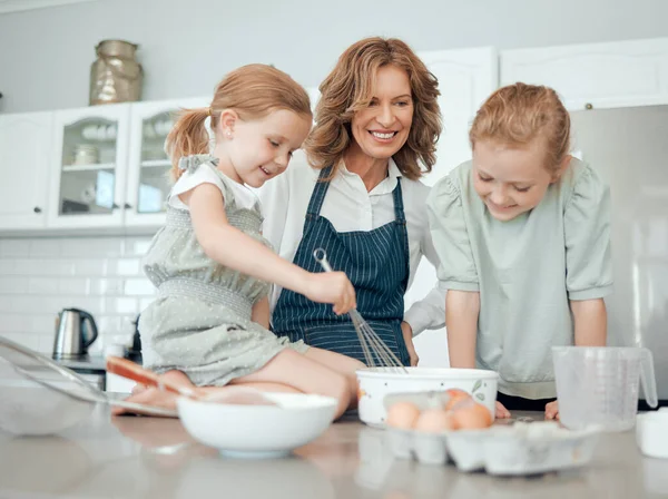 Everyone Gets Turn Whisk Grandmother Baking Her Two Granddaughters Home — Stockfoto