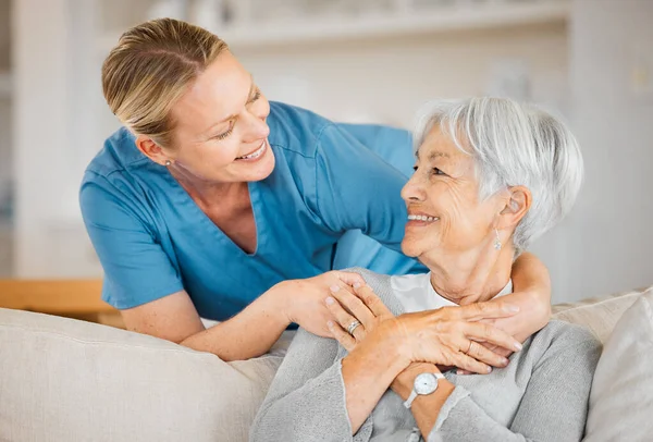 Nurse Caring Senior Woman Home — Stockfoto