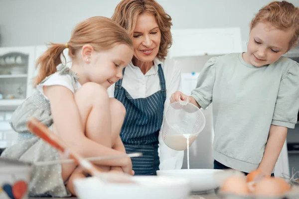 Now Pour Milk Grandmother Baking Her Two Granddaughters Home — Stock Photo, Image