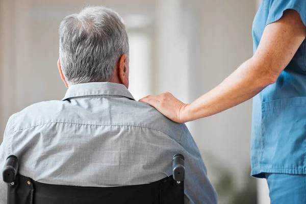 Close Shot Van Een Onherkenbare Verpleegster Die Een Oudere Man — Stockfoto