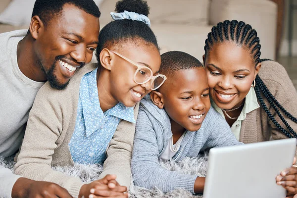 Familie Tablettijd Een Jong Gezin Met Een Digitale Tablet Thuis — Stockfoto