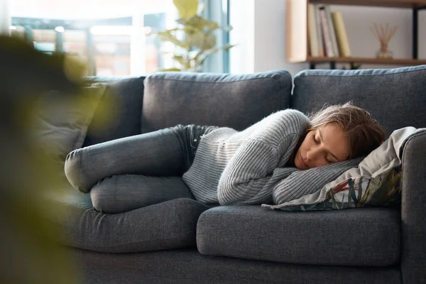 Young Woman Lying Her Couch Feeling Depressed — ストック写真