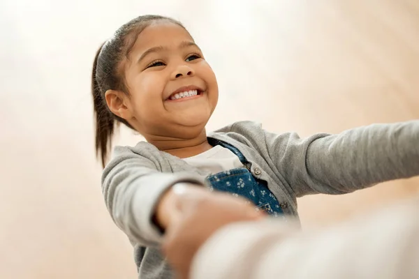 Давайте Збережемо Посмішку Твоєму Обличчі Маленька Дівчинка Грає Батьком Вдома — стокове фото
