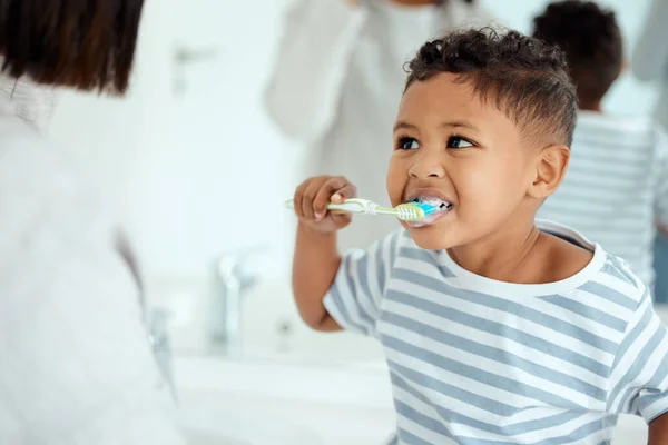 Podívej Mami Mám Každý Zub Rozkošný Malý Chlapec Čistí Zuby — Stock fotografie