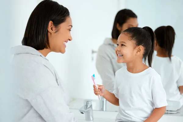 Let See Adorable Little Girl Brushing Her Teeth While Her — Stockfoto