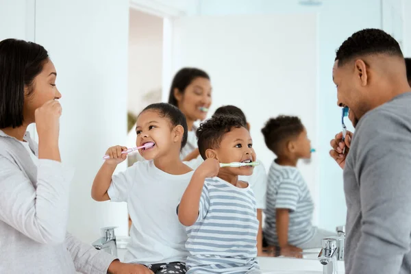 Teaching Them Showing Them Beautiful Family Brushing Teeth Together Home — Photo