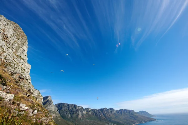 Paragliding Sky Flying High Ocean Mountain Adrenaline Filled Summer Fun — Photo