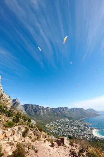 People Paragliding Mountain Scenic View Summer Tourists Having Fun Doing — Photo
