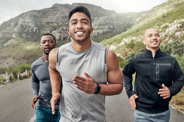 Love Guys Joined Journey Three Men Out Run Mountain Road — Φωτογραφία Αρχείου