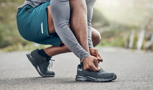 Rahat Koşu Ayakkabılarımı Giyiyorum Koşarken Bağcıklarını Bağlayan Atletik Bir Adam — Stok fotoğraf