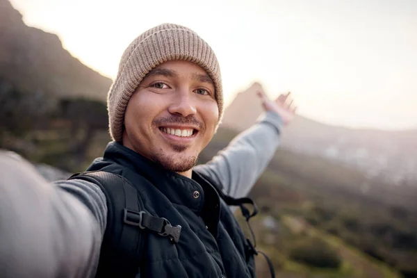 Selfies Auf Dem Gipfel Ausgeschnittenes Porträt Eines Gutaussehenden Jungen Mannes — Stockfoto