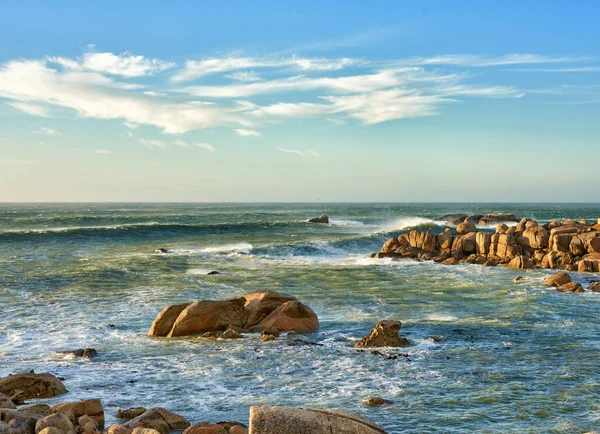 Scenic Ocean View Beach Rocks Boulders Sea Water Washing Shore — Stock Photo, Image