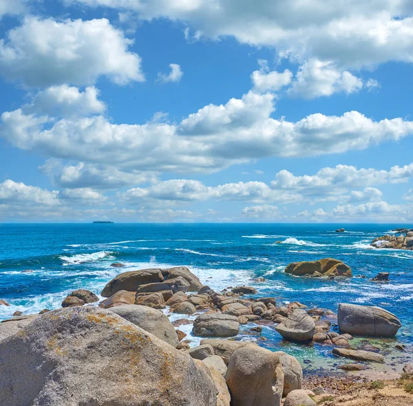Rocks Ocean Cloudy Blue Sky Background Copy Space Beautiful Landscape — Foto de Stock