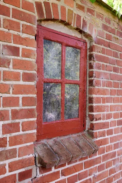Oud Smerig Raam Een Rood Stenen Huis Huis Decailing Casement — Stockfoto