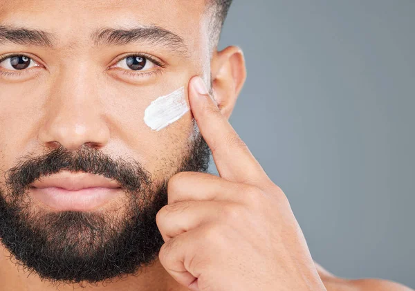 Making Sure Lotion Everyday Studio Portrait Handsome Young Man Applying — Stock fotografie