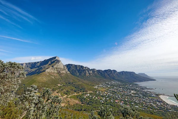 Gyönyörű Kilátás Table Mountain Kilátással Fokvárosra Tengerre Napos Nyári Napon — Stock Fotó