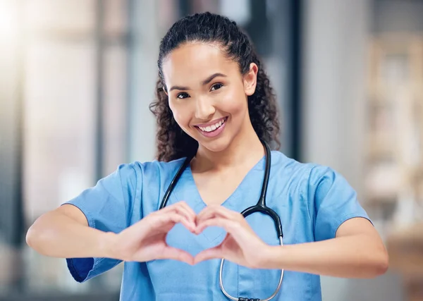 Ill Take Good Care You Young Female Doctor Making Heart — Stock Photo, Image