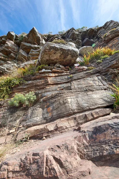 Rotsachtige Berg Met Grote Rotsblokken Buiten Klimmen Tijdens Een Natuuravontuur — Stockfoto