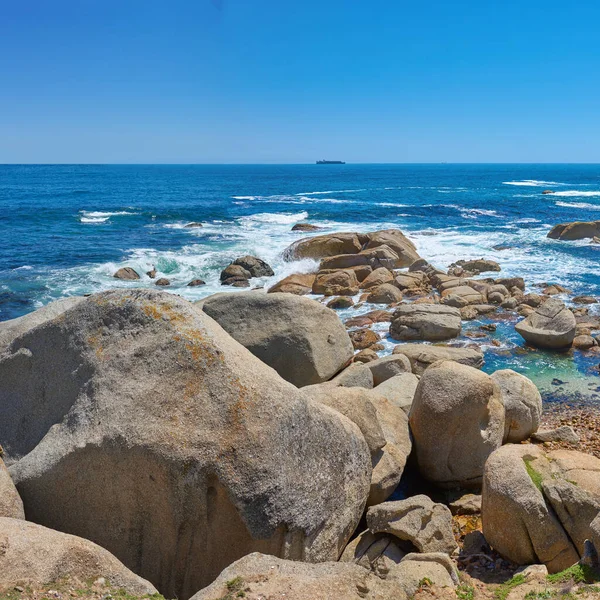 Beautiful Seascape Beach Waves Splashing Boulders Big Stones Aqua Sea — Foto de Stock