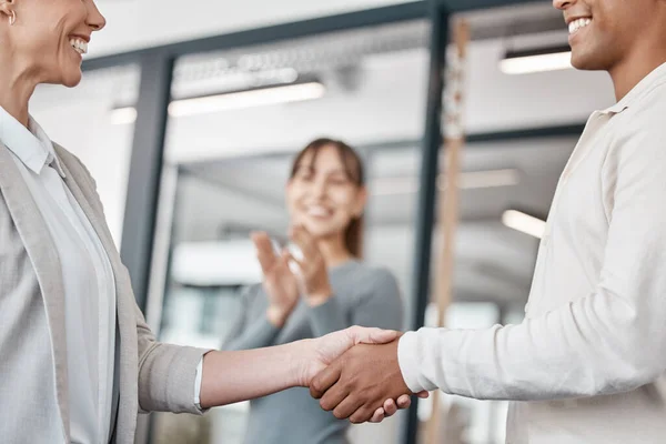 Theres Mean Team Loading Two Unrecognizable Businespeople Shaking Hands Office — Foto de Stock