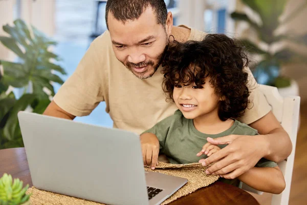 Technologia Wzbudziła Jego Ciekawość Małego Chłopca Jego Ojca Korzystających Laptopa — Zdjęcie stockowe