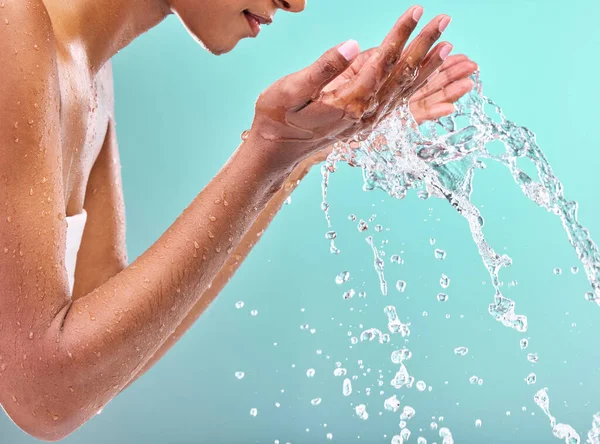 Beauty Skin Unrecognisable Woman Cupping Her Hands Catch Water Blue —  Fotos de Stock