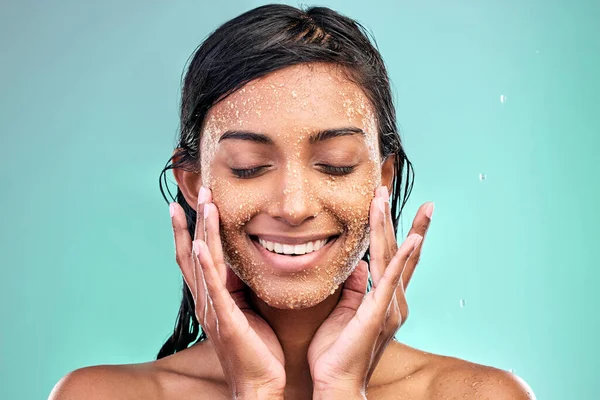 Focus Good Skin Care Young Woman Washing Her Face Product — Stok Foto