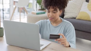 Bilgisayarı ve kredi kartıyla online alışveriş yapan bir kadın. Dijital alışveriş yapan ve yeni uygun bankacılık uygulaması ile mutlu görünen bir kız. Genç alışverişkolik siparişi için heyecanlı.