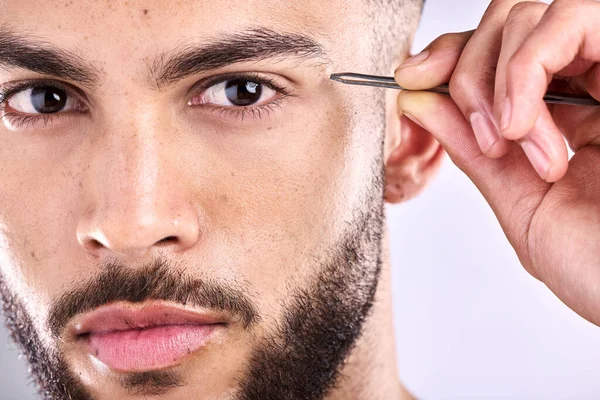 Serious Looking Best Closeup Shot Young Man Plucking His Eyebrows — 图库照片